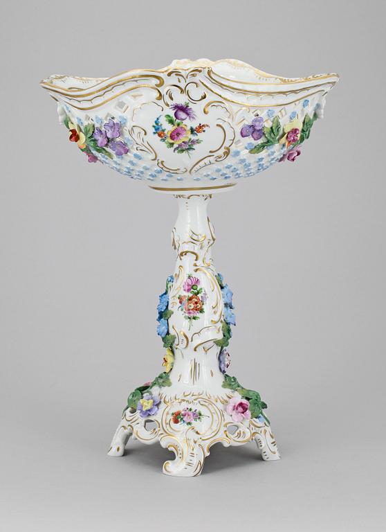 PRAKTSKÅL, porslin, rokokostil, Dresden, 1900-talets mitt.