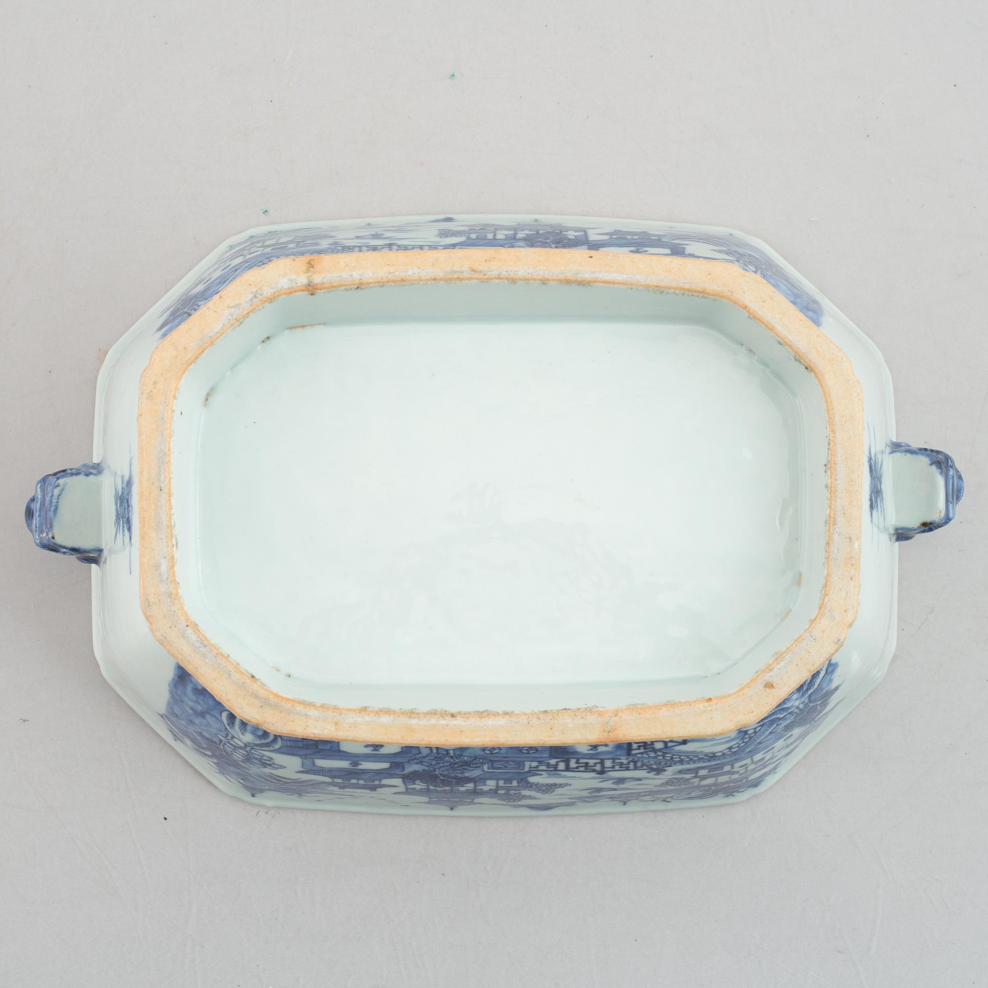 A blue and white tureen with cover and stand, Qing dynasty, Qianlong (1736-95).
