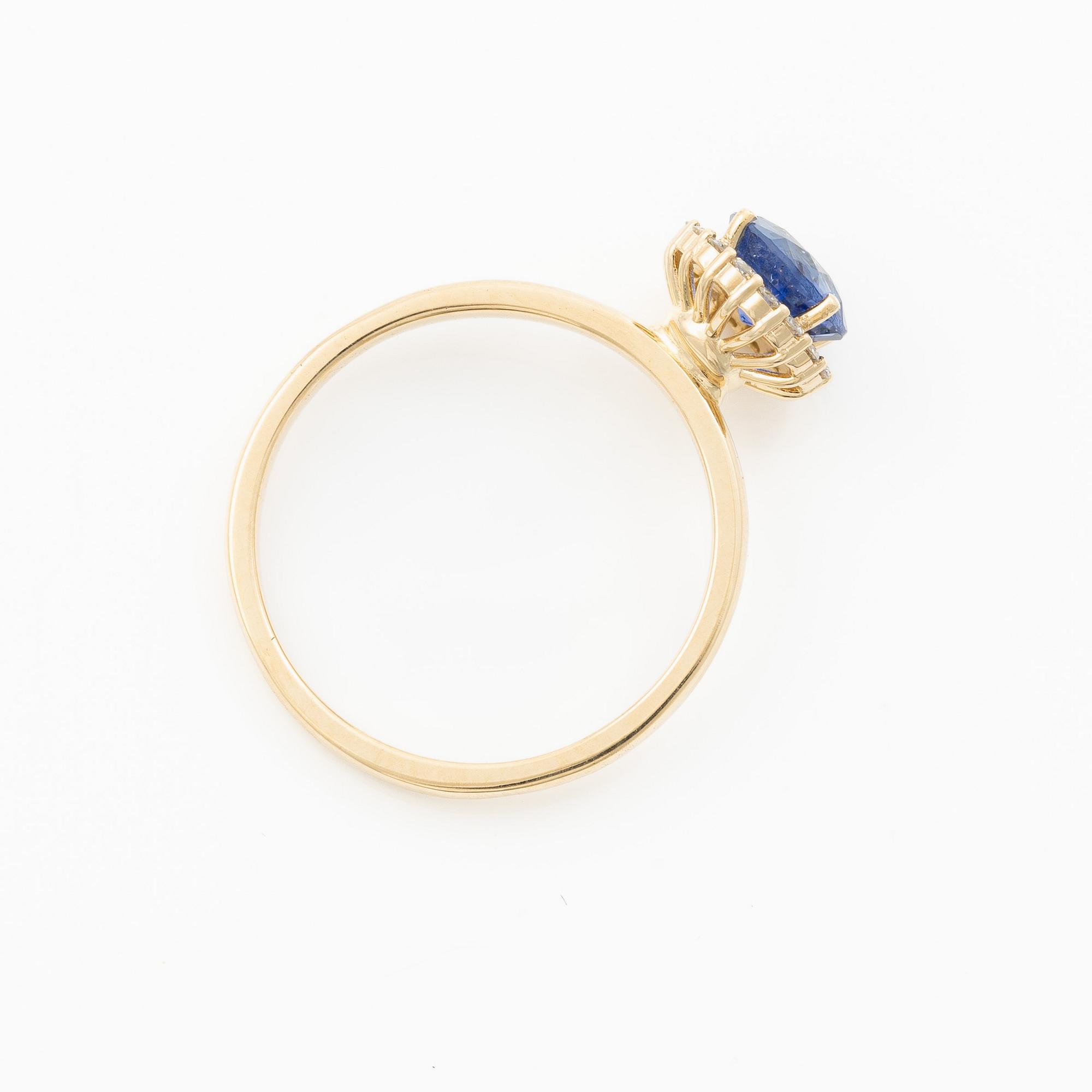 Ring 14K gold with sapphire and brilliant-cut diamonds.