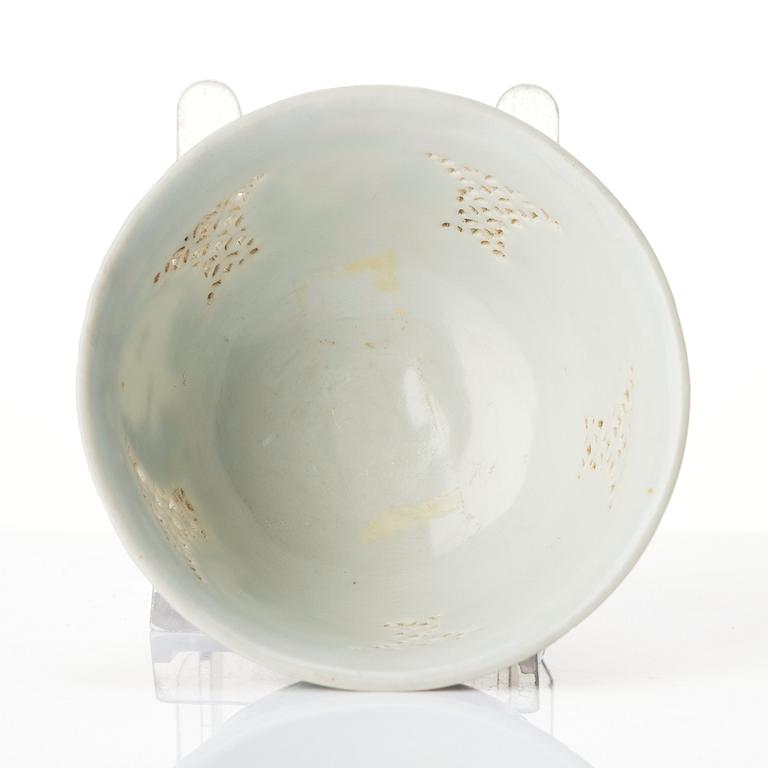 A blue and white bowl, 'Hatcher Cargo', 17th Century.