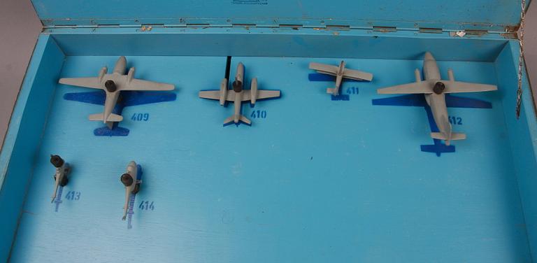 LÅDA MED MODELLER AV  RYSKA STRIDSFLYGPLAN, Västtyskland, 1950-60-tal.