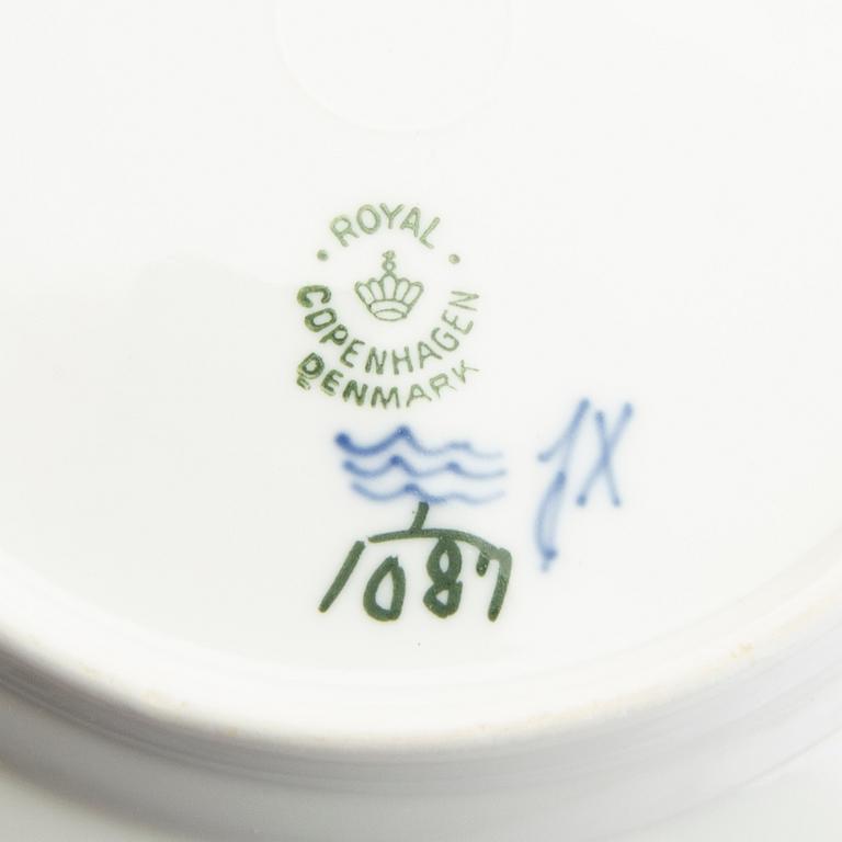 Service 26 pcs "Musselmalet" hel and halv blonde Royal Copenhagen Denmark porcelain.