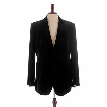 245. FAVOURBROOK, a black velvet jacket, size 52.