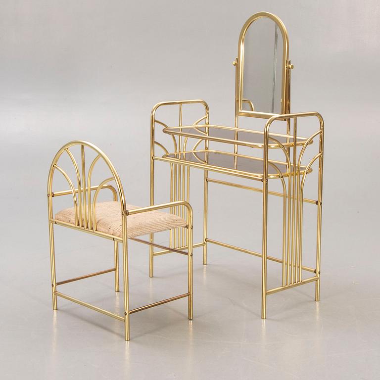 A 1970/80s vanity set.