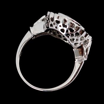 RING, 18 k vitguld, safir samt diamanter.