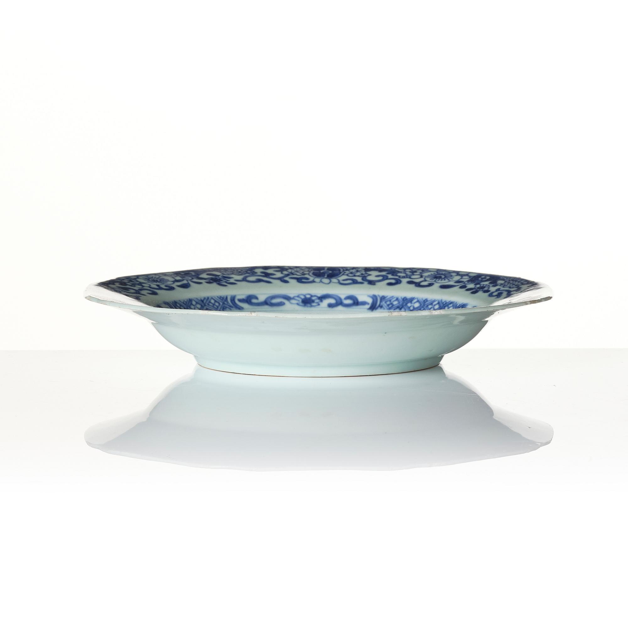 A Chinese blue and white porcelain service, 16 pieces, Qing dynasty, Qianlong (1736-95).