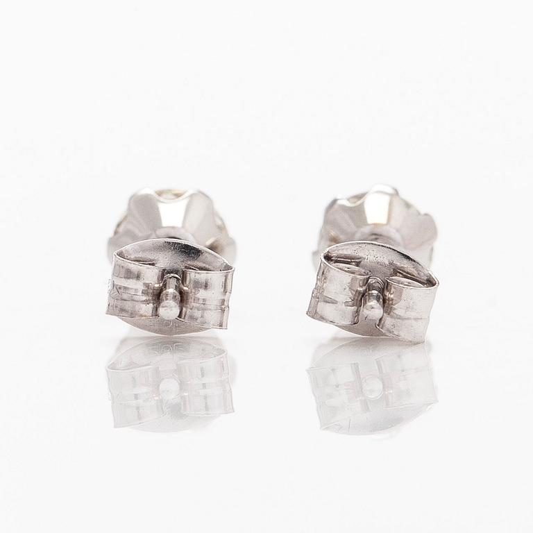 A pair of 14K white gold earrings, set with brilliant-cut diamonds. With IGI certificate.