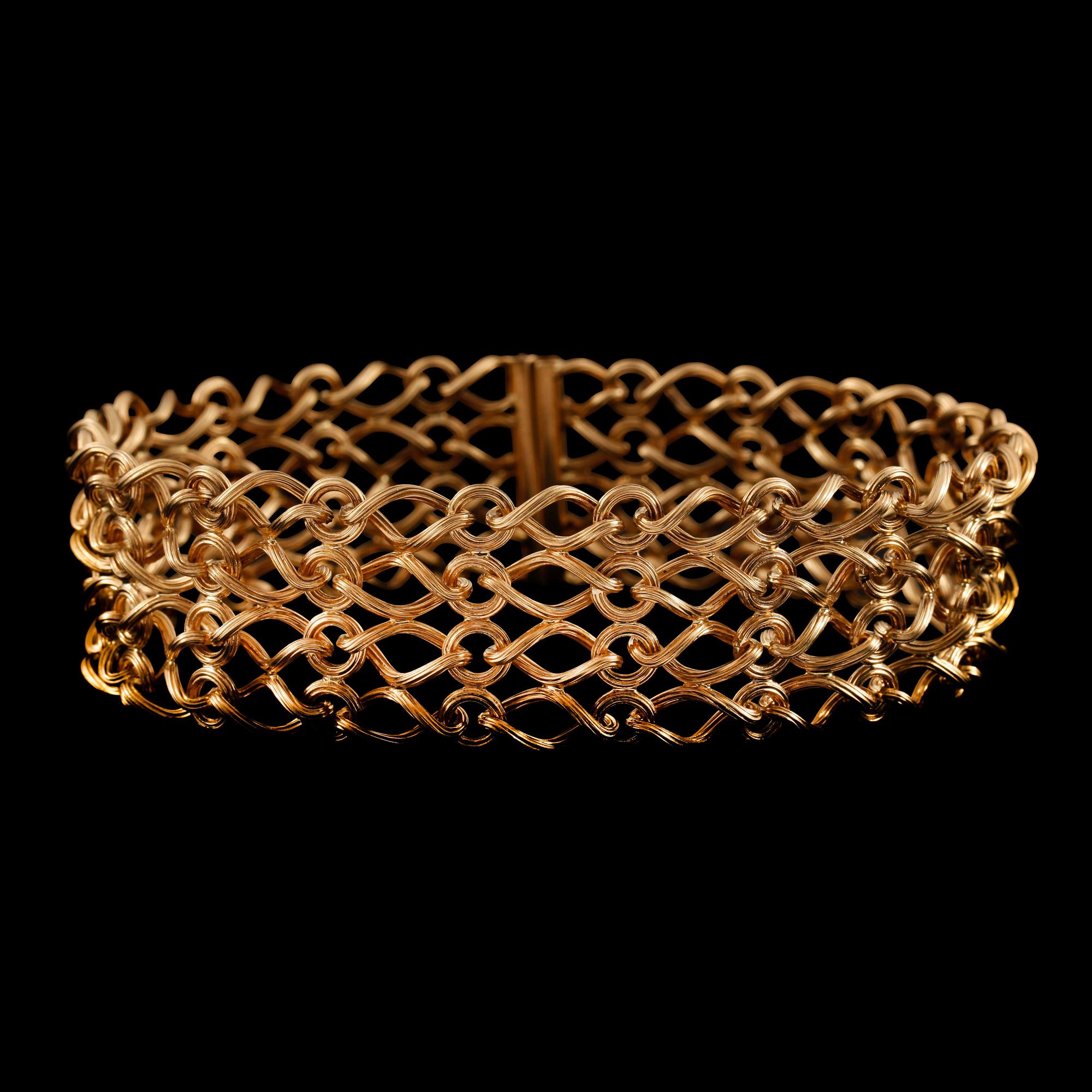 A 'collier de chien' (dog collar) necklace. Lenght 35 cm.