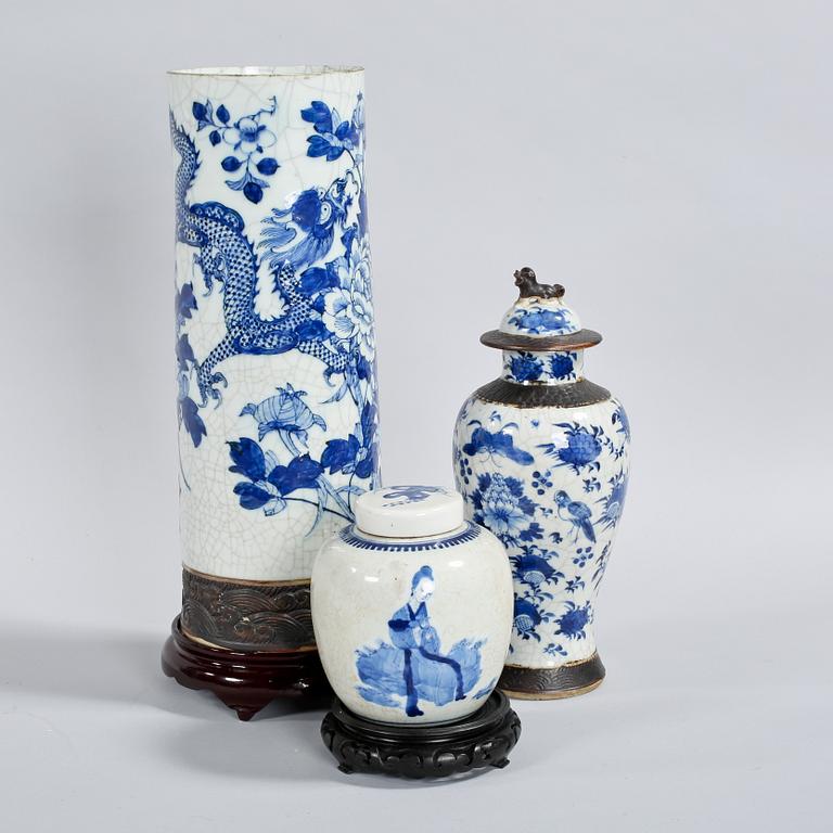 VAS, LOCKURNA samt LOCKBOJAN, porslin, Kina, 1900-tal.