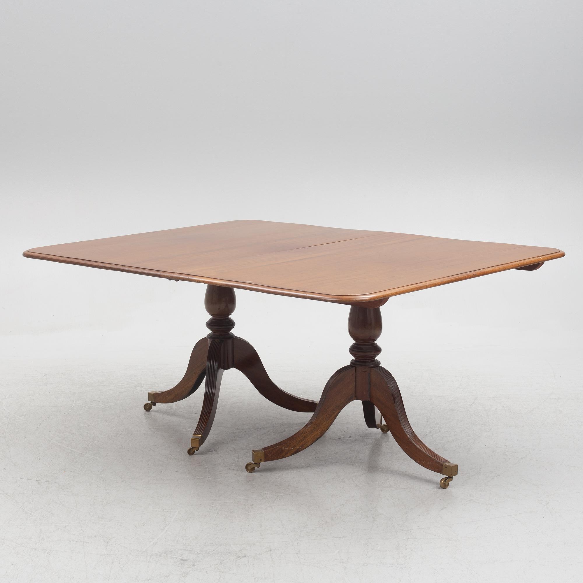 A two-part mahogany Georgian/Victorian dining table, England, first half of the 20th century.