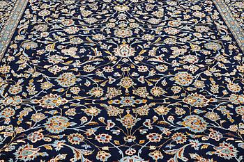 A Kashan carpet, c. 397 x 298 cm.