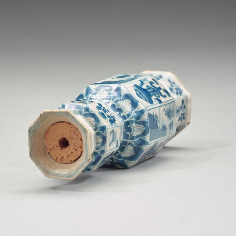 A blue and white vase, Qing dynasty, Kangxi (1662-1722).