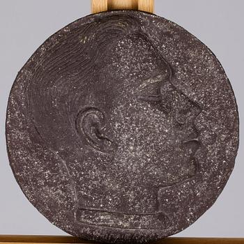 RELIEF, chamottekeramik, Mikael Schilkin, i godset signerad och daterad 1938.