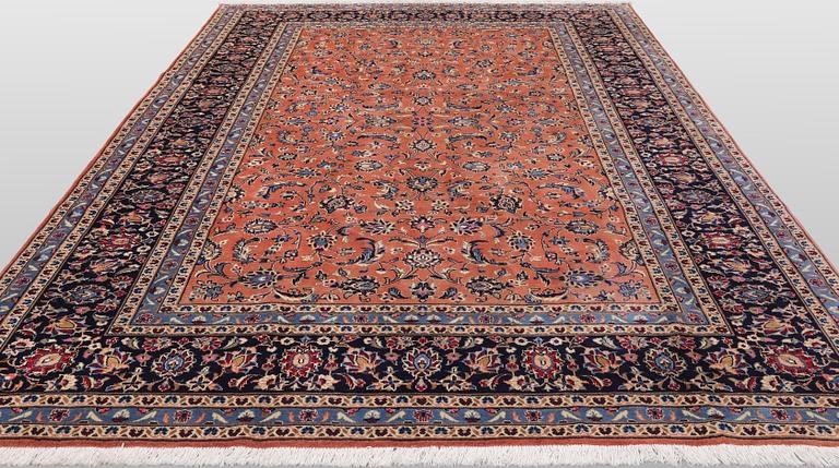 A Saruk carpet, 347 x 245 cm.