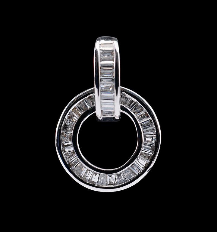 A PENDANT, baguette cut diamonds c. 1.20 ct. 18K white gold. Weight 2,8 g.