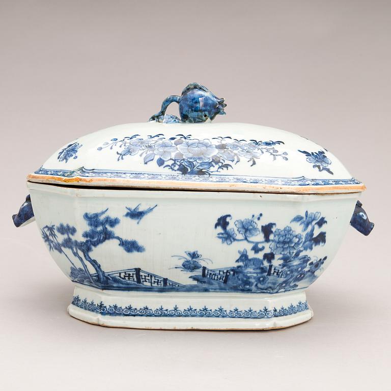 A Chinese Qianlong (1736-1795) porcelain tureen.