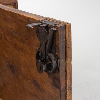 Cassone/sideboard, 1900-tal med äldre delar.