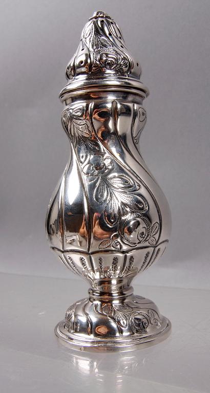 STRÖARE, ett par samt BORDSDEKORATIONER 2 st, silver, svenska importstämplar, 1900-tal.