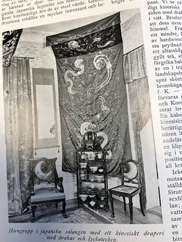 STÄLL med MONTERSKÅP, trä. Sen Qing omkring 1900.