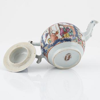 A porcelain teapot, Qing dynasty, around 1800.