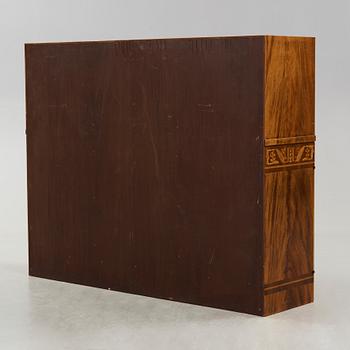 CARL MALMSTEN, bokhylla, valnöt med intarsia, Åtvidabergs Industrier ca 1934.