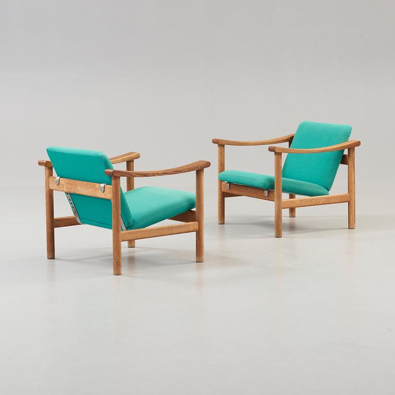 Hans J. Wegner, A pair of oak easy chairs, Getama, Denmark.