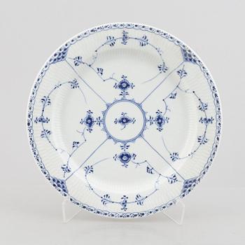 A large 'Blue Fluted Half Lace'/'Musselmalet' porcelain serving dish, Royal Copenhagen, model 539, post 1923.