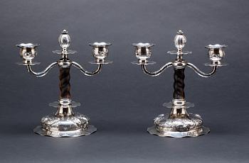 KANDELABRAR, ett par, silver och trä, C G Hallberg, Stockholm, 1928.