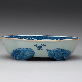 A bluue and white jardinière, Qing dynasty, 18th century.