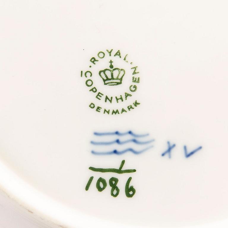 A 44 pcs Royal Copenhagen "Musselmalet" dinner service, Denmark, later part of the 20th century.
