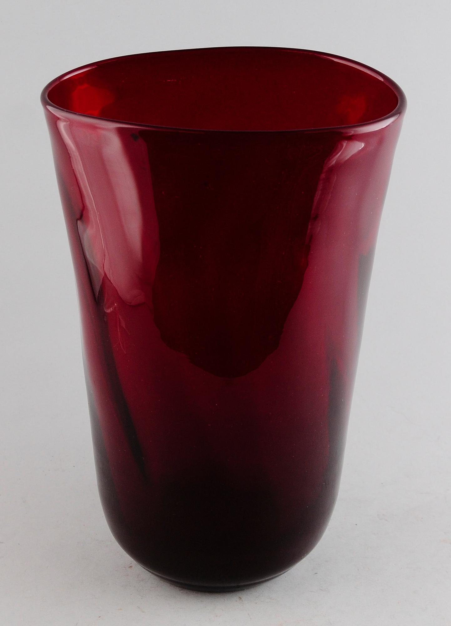 VAS, rött glas, Reijmyre, 1900-talets mitt.