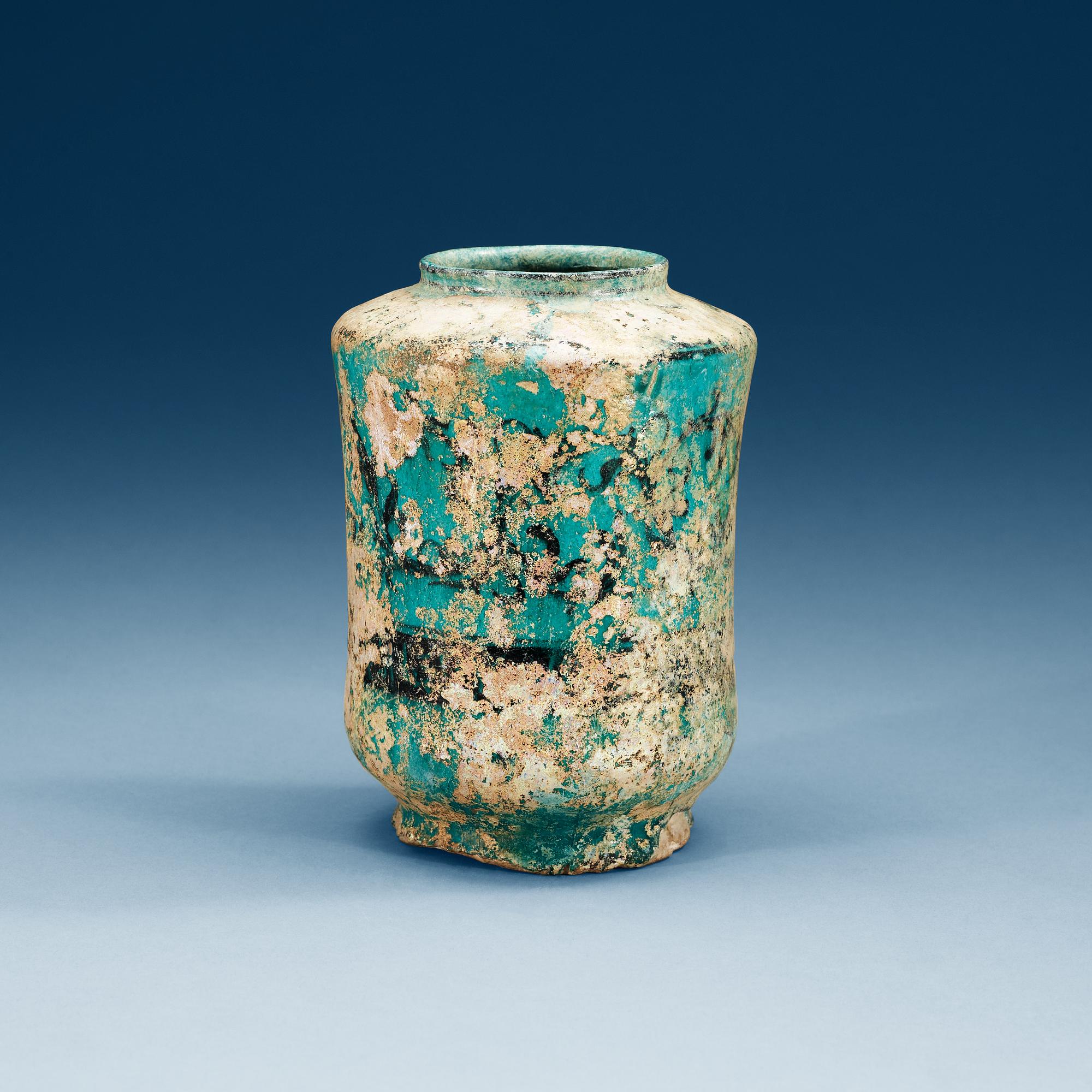 ALBARELLO, lergods. Turkos glasyr och svart dekor. Höjd 18 cm. Persien, Keshan tidigt 1200-tal.