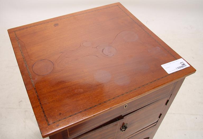 POTTSKÅP, England, 1800-tal.