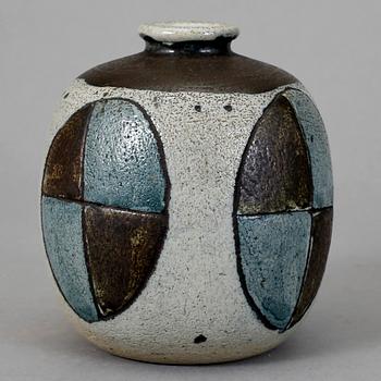 VAS, chamotterat stengods. Anders Bruno Liljefors, Gustavsberg studio, 1952.