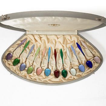 David Andersen, moccaskedar, 12 st, i etui, sterlingsilver och emalj, Norge, 1900-talets början.