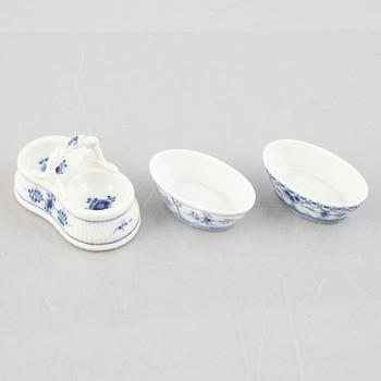 A group of five "Blue fluted" / "Musselmalet riflet" porcelain salt cellars, Royal Copenhagen, 1898-1923 and later.