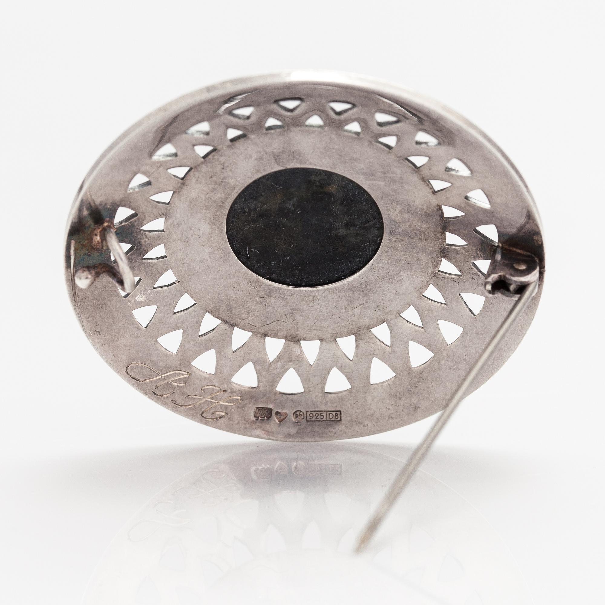 Brosch, modell 287, sterlingsilver, spektrolit. Kalevala Koru, Helsingfors 1981.