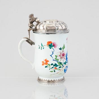 Kanna med lock, famille rose, med silvermontering av Nils Gram d ä, Köpenhamn 1756.