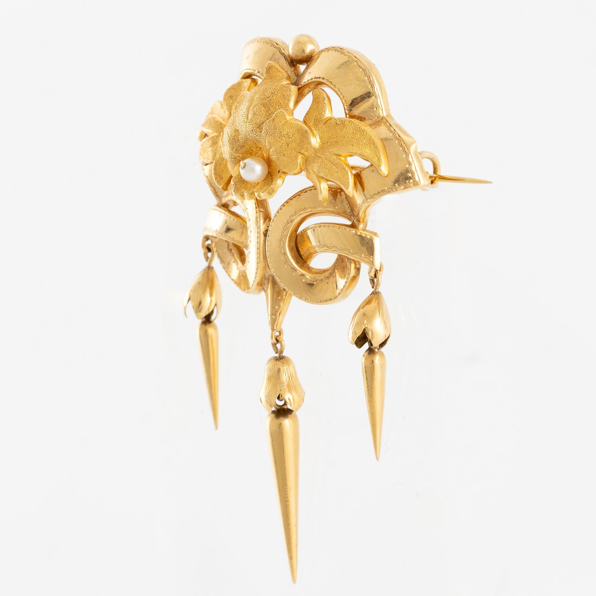 Brooch, 18K gold with pearl. 19th century.