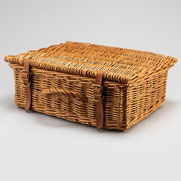 MULBERRY, a Mulberry Picnicbasket with tableware.