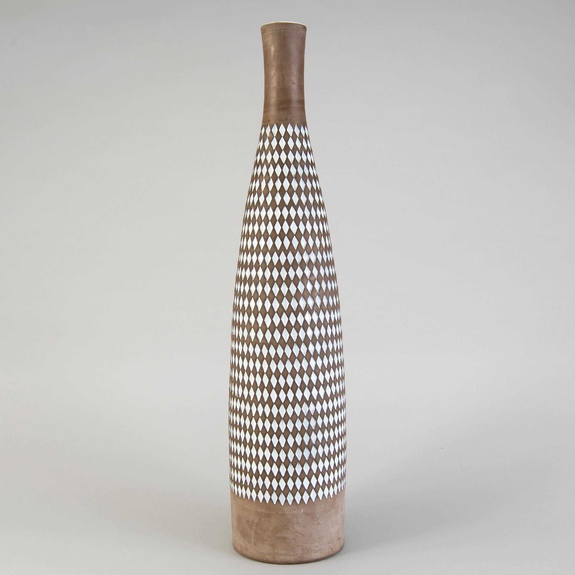 INGRID ATTERBERG, golvvas, lergods, "Pepita", tillverkad 1954-57.