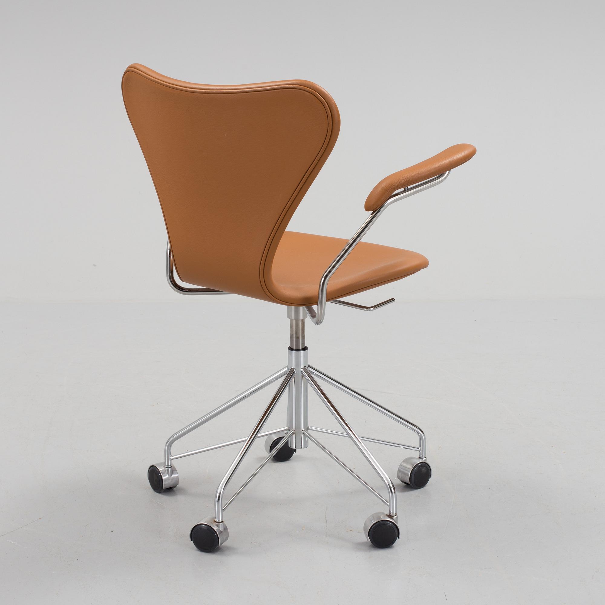 ARNE JACOBSEN, kontorsstol, "Sjuan", Fritz Hansen, 2013.