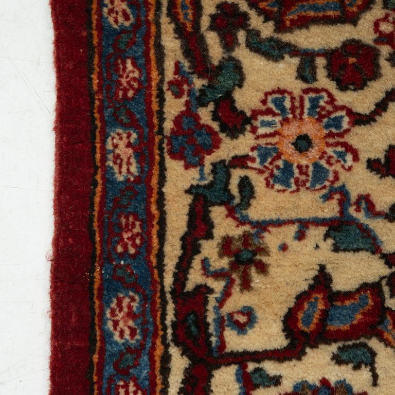 A semi-antique Sarouk rug, 207 x 134 cm.