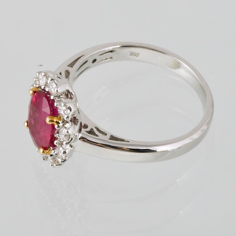 RING, 18K vitguld med briljantslipade diamanter ca 0.34 ct samt ovalslipad rubin ca 1.70 ct. Vikt 5,3 gram.