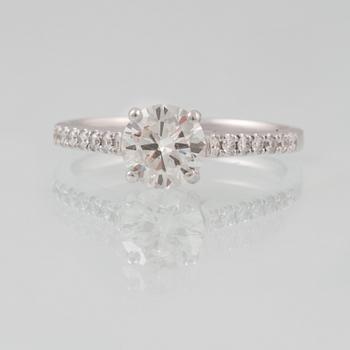 RING, 18K vitguld med briljantslipad diamant ca 1.01 ct. Vikt 3,3 gram.