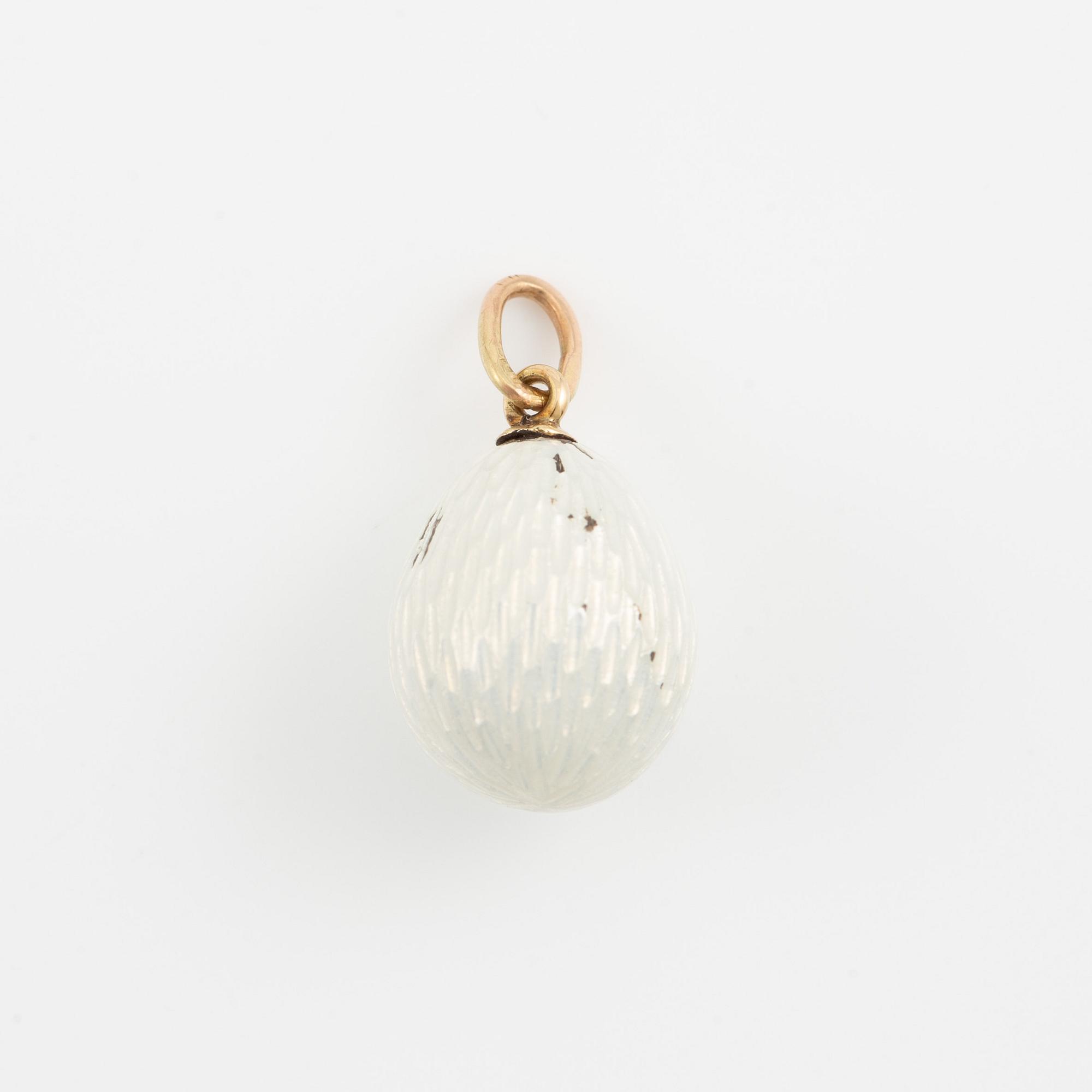 Collier silver med sexton hängen i form av ägg samt ett löst hänge i form av ägg.