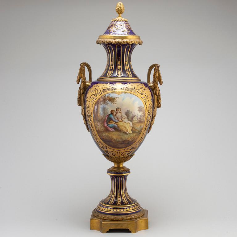 PRAKTURNA, porslin, brons, Sevresliknande märke, 1900-talets första hälft.