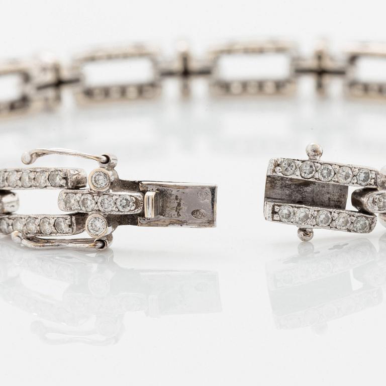 An 18K white gold bracelet set with round brilliant-cut diamonds.