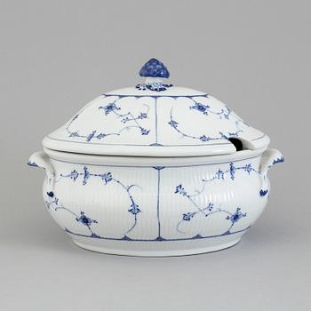 A Royal Copenhagen porcelin tureen with cover, 'Musselmalet', second half of the 19th century.