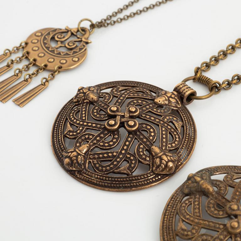 Kalevala, samling smycken, två halsband, brosch samt örhängen, brons, Finland.